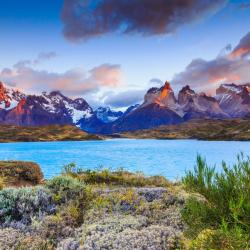 Lac au bord des montagnes du Parc National de Torres del Paine en Patagonie du Chili